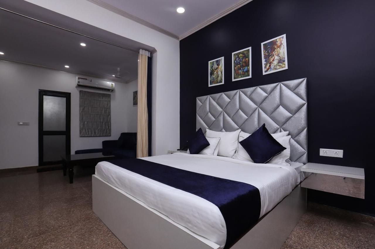 Hotel Vizima Palace - Near Wave City Center Metro Station Noida Dış mekan fotoğraf