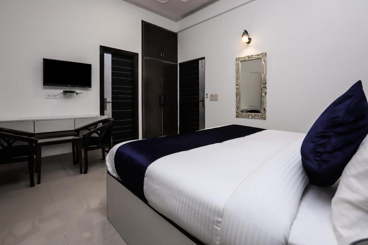 Hotel Vizima Palace - Near Wave City Center Metro Station Noida Dış mekan fotoğraf